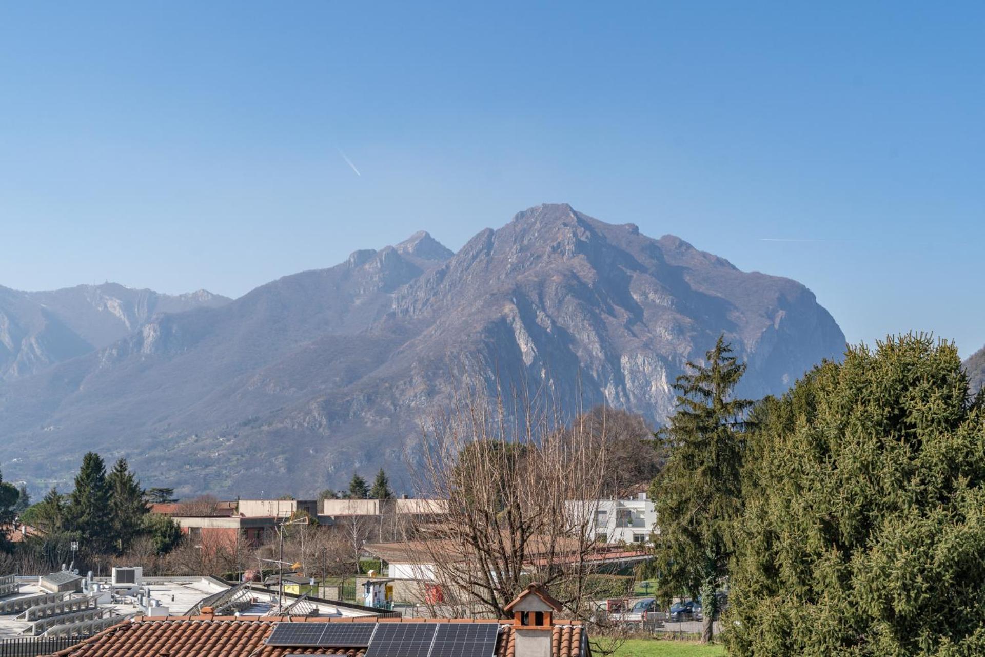Spacious Apartment With Panoramic Views In Lecco Exterior photo