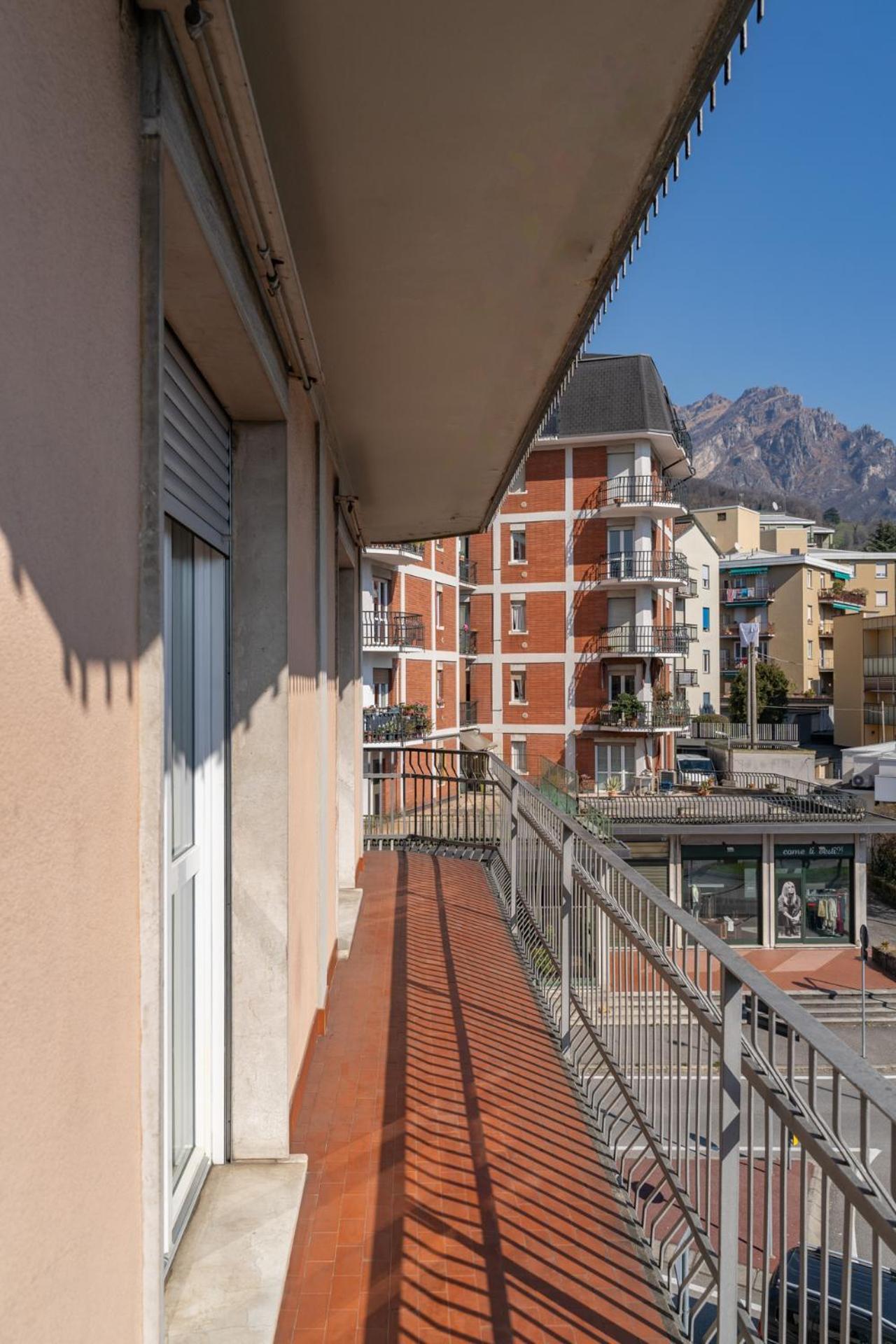 Spacious Apartment With Panoramic Views In Lecco Exterior photo