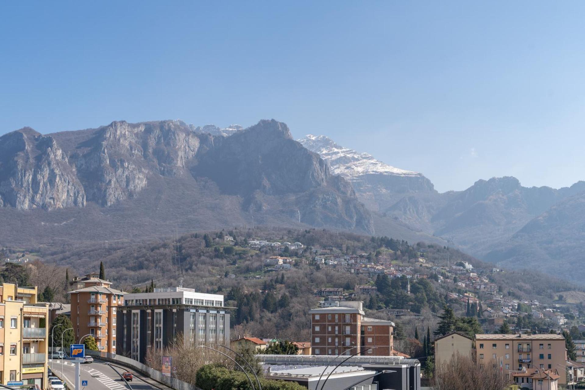 Spacious Apartment With Panoramic Views In Lecco Exterior photo