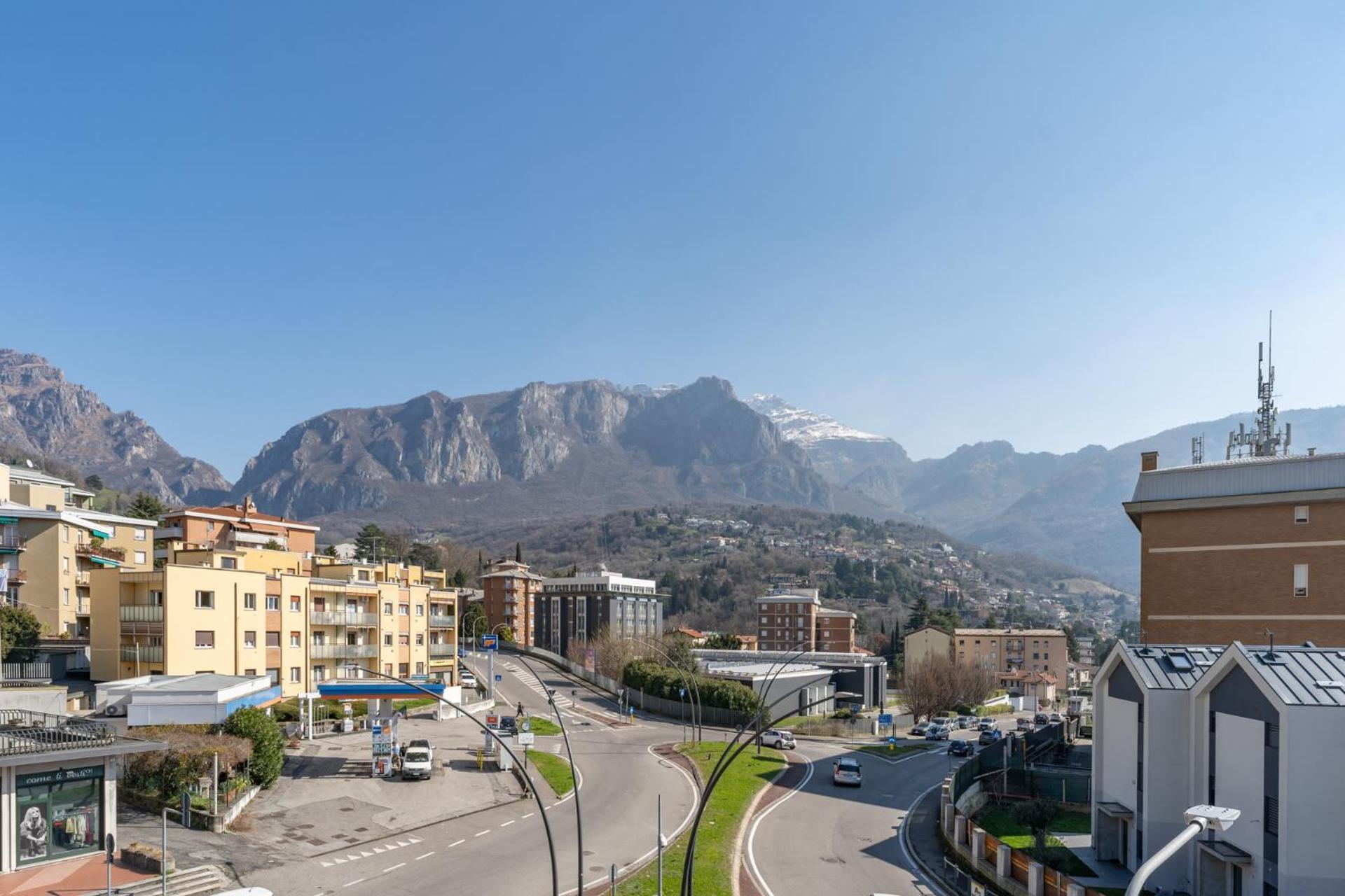 Spacious Apartment With Panoramic Views In Lecco Exterior photo