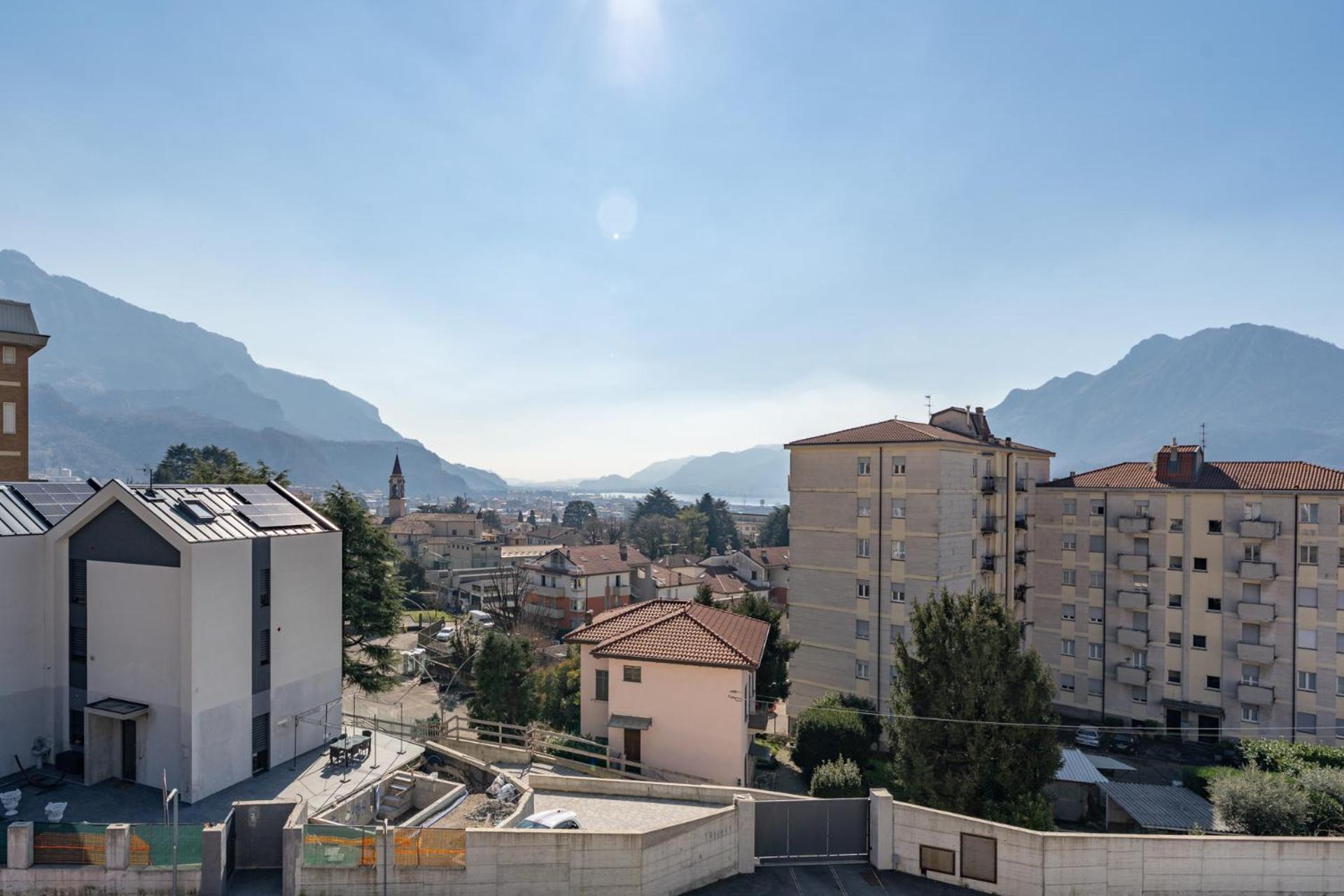 Spacious Apartment With Panoramic Views In Lecco Exterior photo