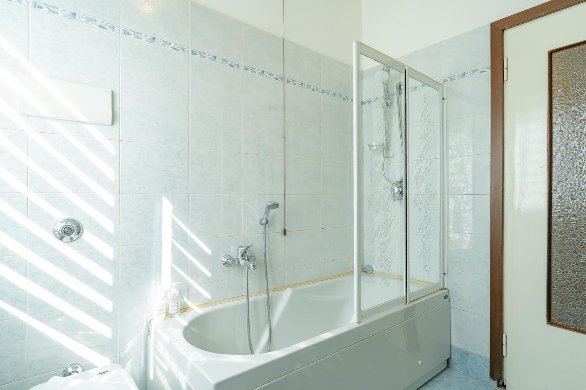 Spacious Apartment With Panoramic Views In Lecco Exterior photo